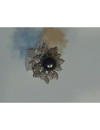 1-1-20192-1-DIA-Anillo con flor central con perla gris y pequeños diamantes 0.80 Aprox.